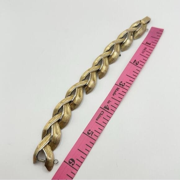 Vintage Crown Trifari Leaf Link Bracelet Brushed Gold Tone Retro Casual - Picture 3 of 9